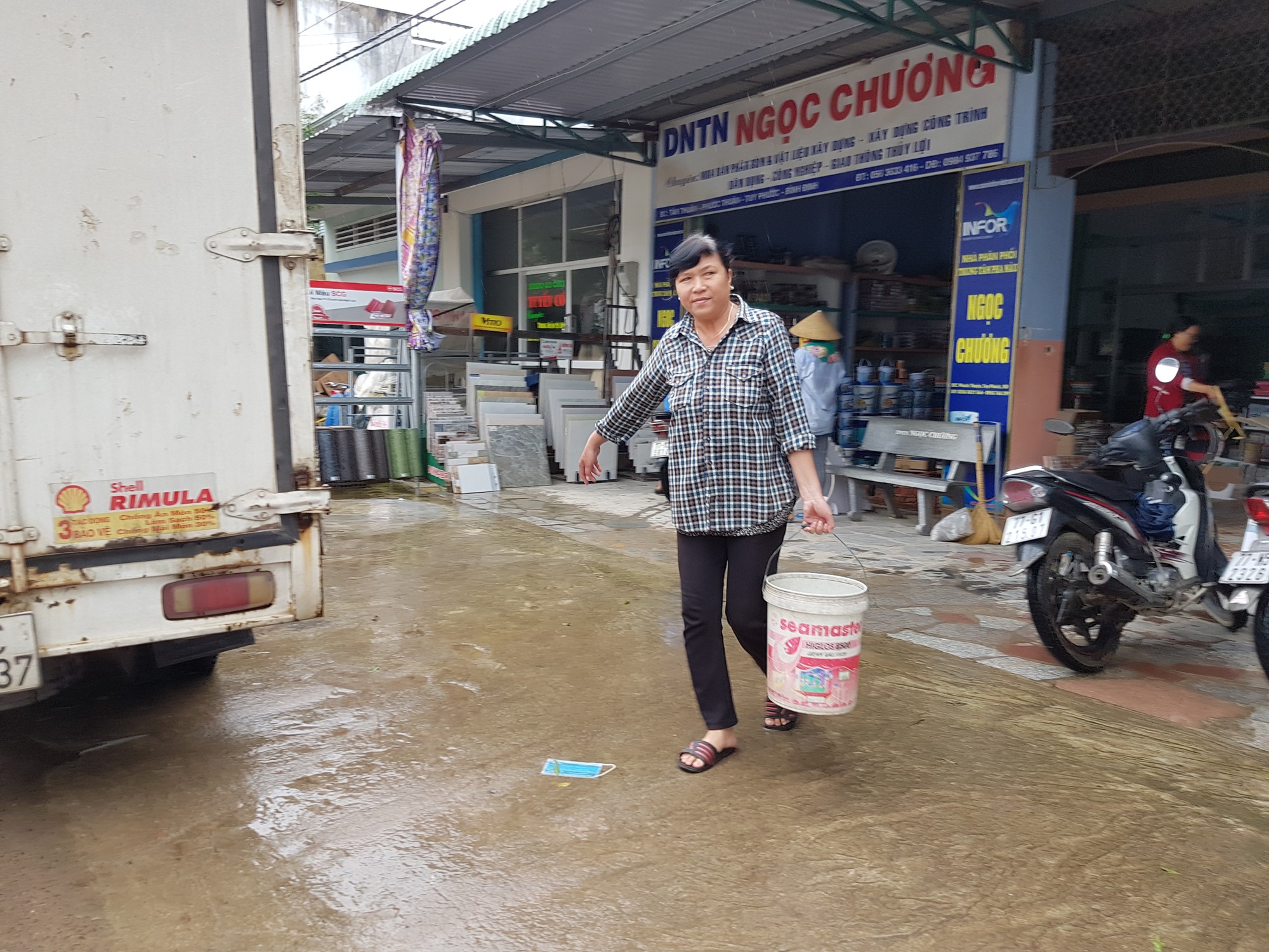 Vỡ ống dẫn nước, hàng nghìn hộ dân khốn đốn vì thiếu nước sạch