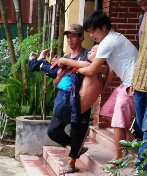 Nam thanh niên nghi ngáo đá quậy phá trụ sở công an phường