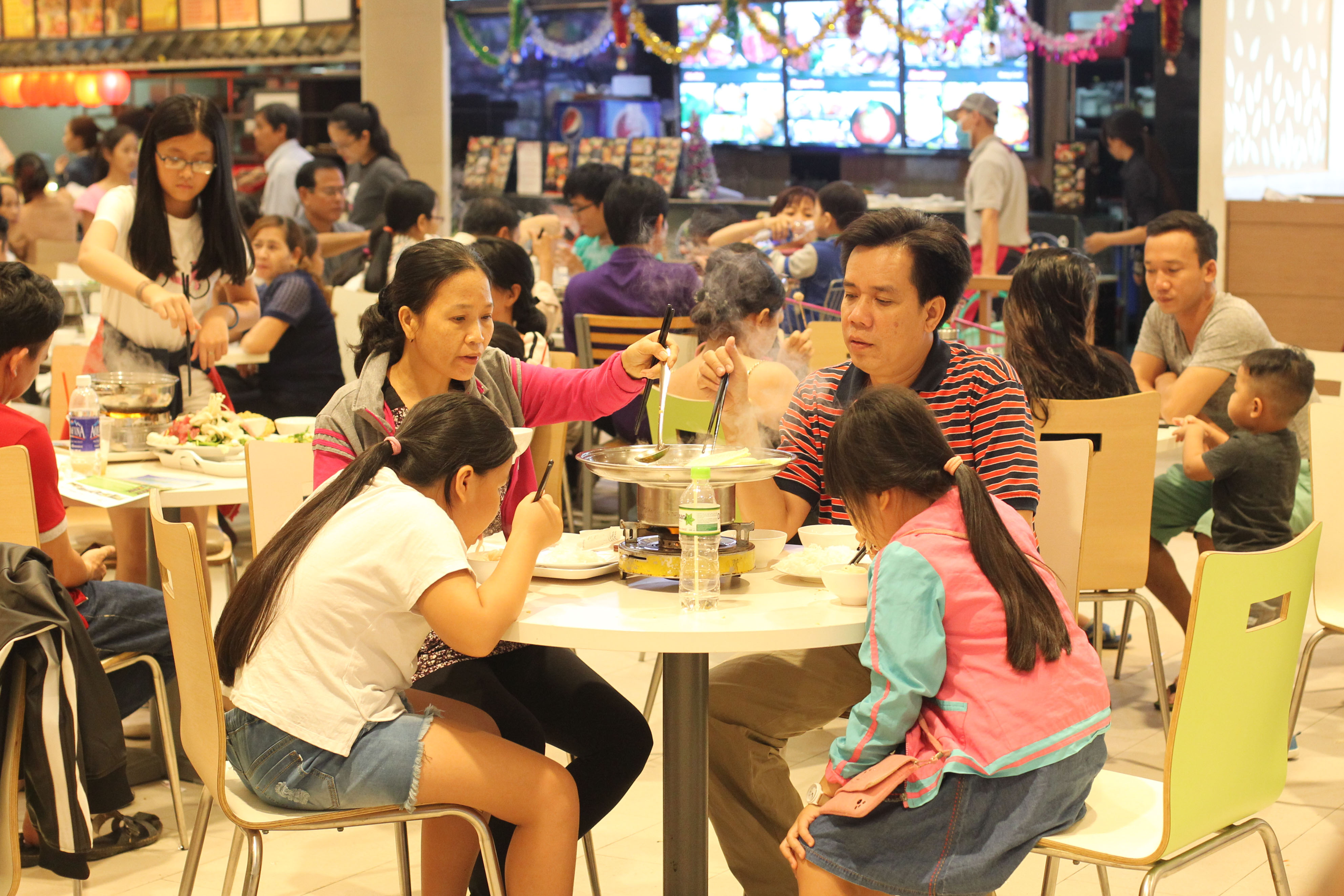 
Nhiều gia đ&igrave;nh lựa chọn c&aacute;c cửa h&agrave;ng đồ Th&aacute;i, đồ Nhật, đồ H&agrave;n l&agrave; nơi ăn uống, chung vui nh&acirc;n dịp đầu năm mới.
