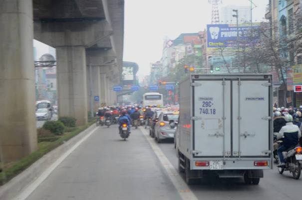 
Tuy nhi&ecirc;n, phần lớn người d&acirc;n H&agrave; Nội đ&atilde; quen với việc nhường đường cho xe bu&yacute;t nhanh
