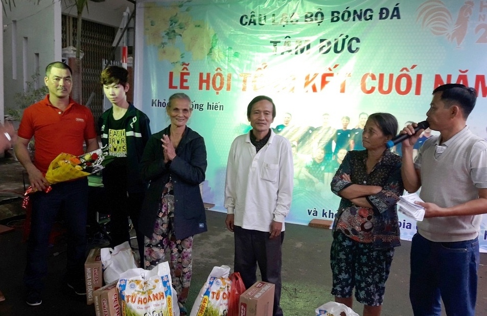 Trao quà cho gia đình khó khăn