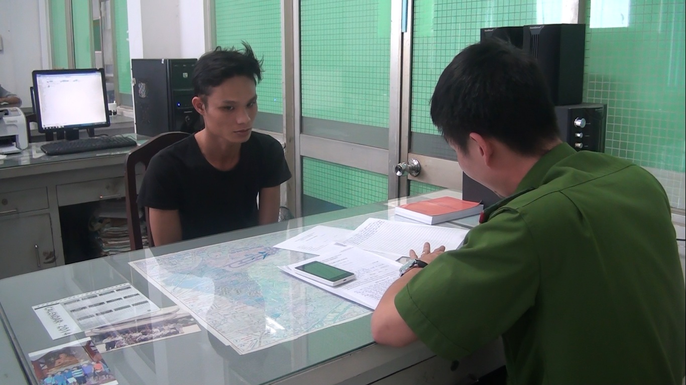 
Lực lượng chức năng đang ti&ecirc;́n hành l&acirc;́y lời khai.
