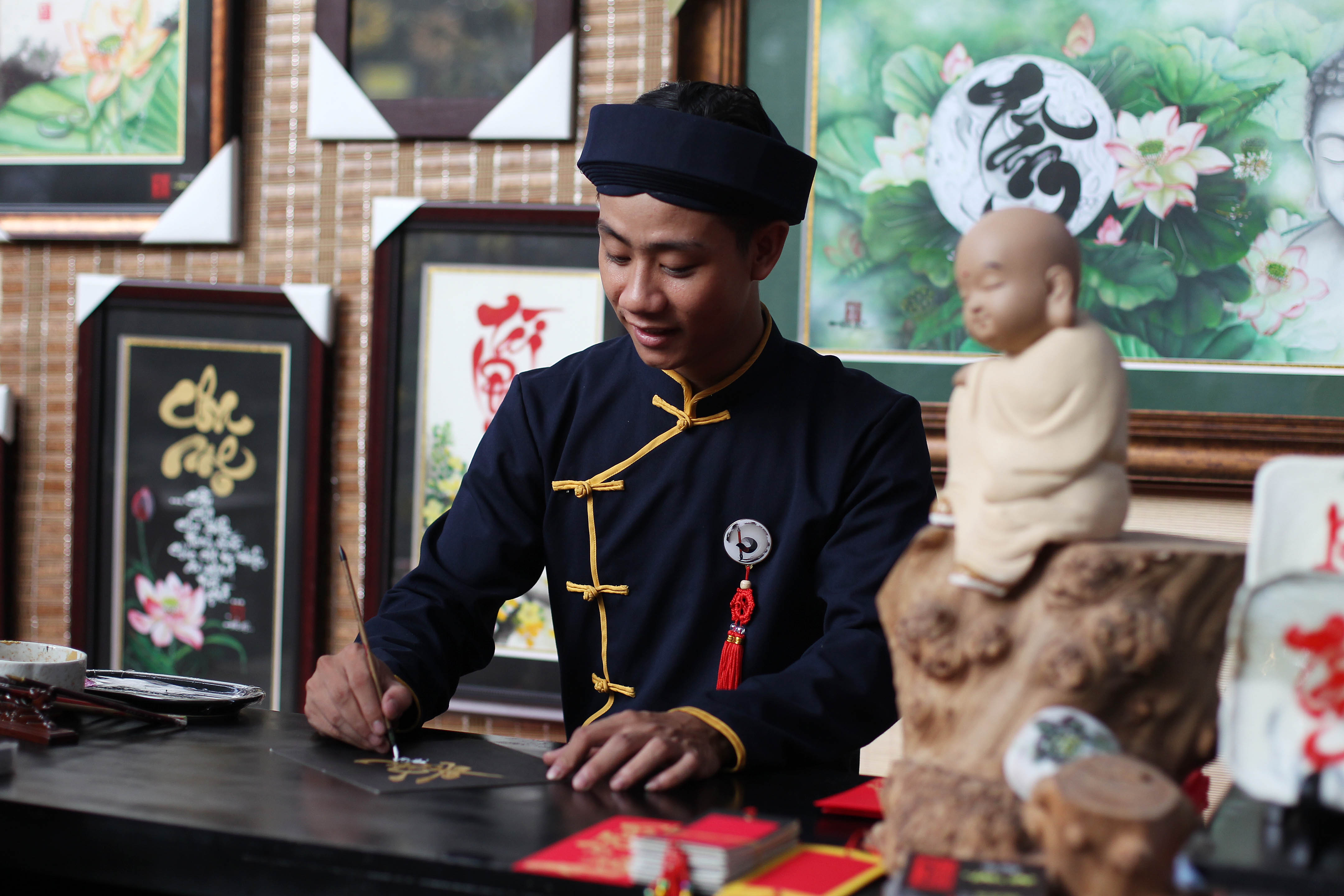 Ông đồ Võ Đức Dự cho biết đây là năm thứ 2, anh tham gia phố ông đồ và rất vui khi có thể giới thiệu những tác phẩm của mình đến với mọi người