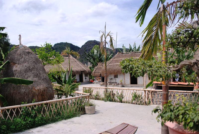 Ngôi nhà chị Dậu được trưng bày rất nhiều các dụng cụ lao động xưa như chiếc cày, bừa, rổ, rá, cây rơm, giếng nước... là một trong những ngôi nhà gây sự chú ý và thích thú cho du khách - Ảnh: AB