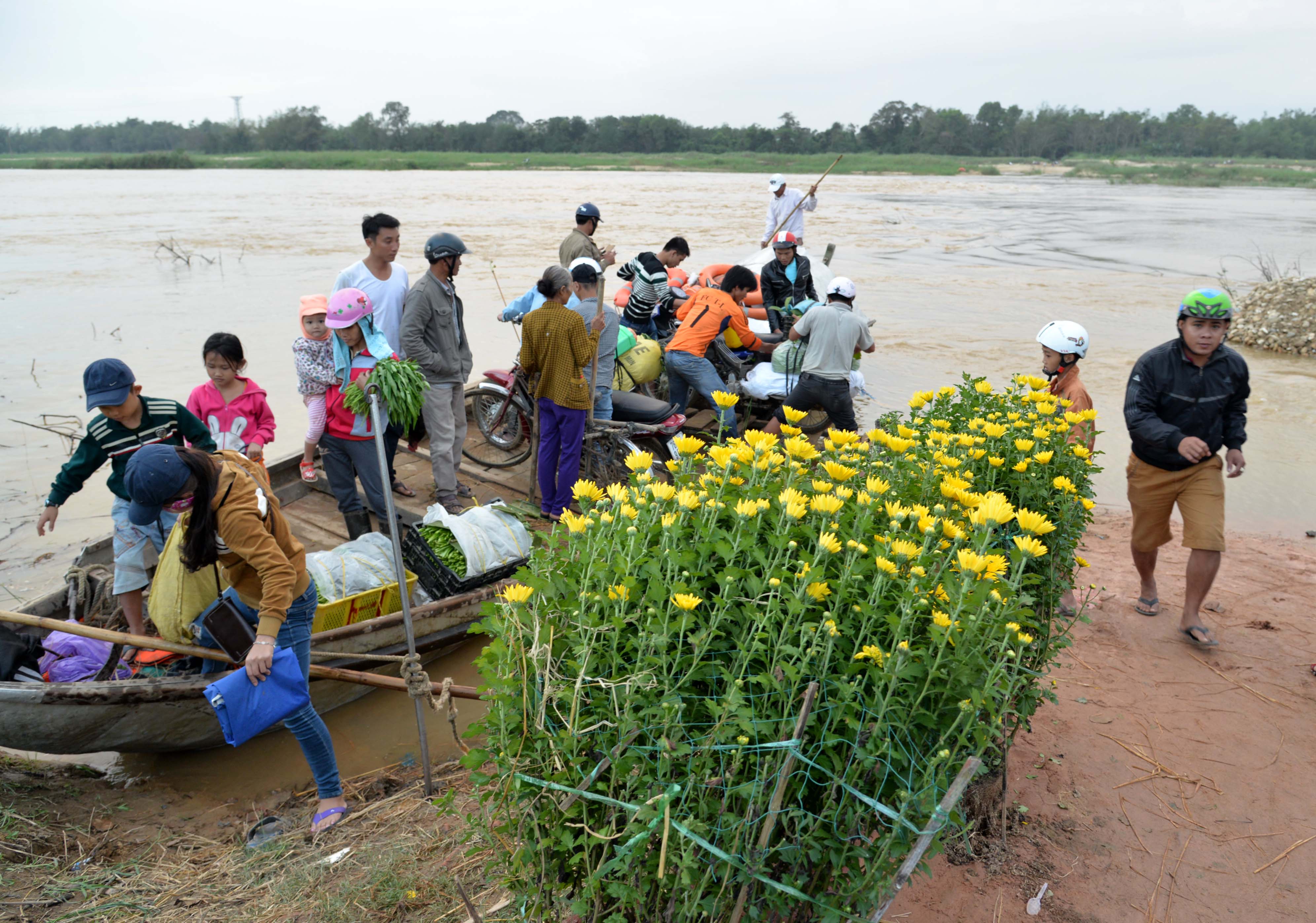 Nước s&ocirc;ng d&acirc;ng cao chia cắt con đường qua th&ocirc;n An Ph&uacute;, x&atilde; Tịnh An, TP Quảng Ng&atilde;i trong s&aacute;ng 27-1. Ảnh: Tử Trực