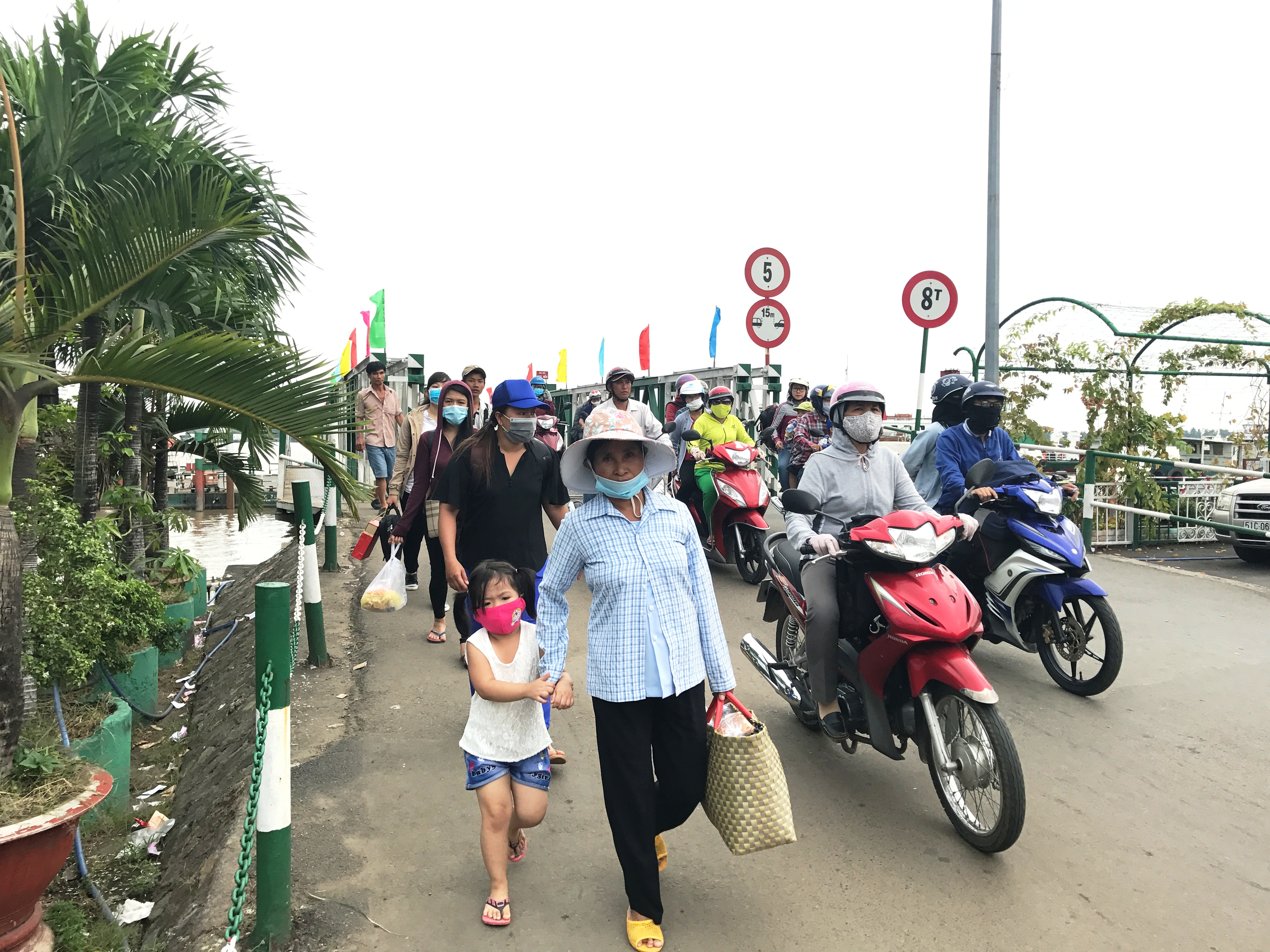 Tại phà Cát Lái (quận 2), lượng người từ tỉnh Đồng Nai trở lại TP HCM cũng tập trung khá đông vào chiều tối cùng ngày