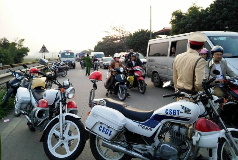 Lực lượng CSGT phải rất vất vả để điều tiết giao thông