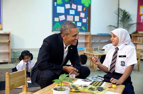 Cựu Tổng thống Obama và một người tị nạn trẻ tuổi. Ảnh: INSTAGRAM