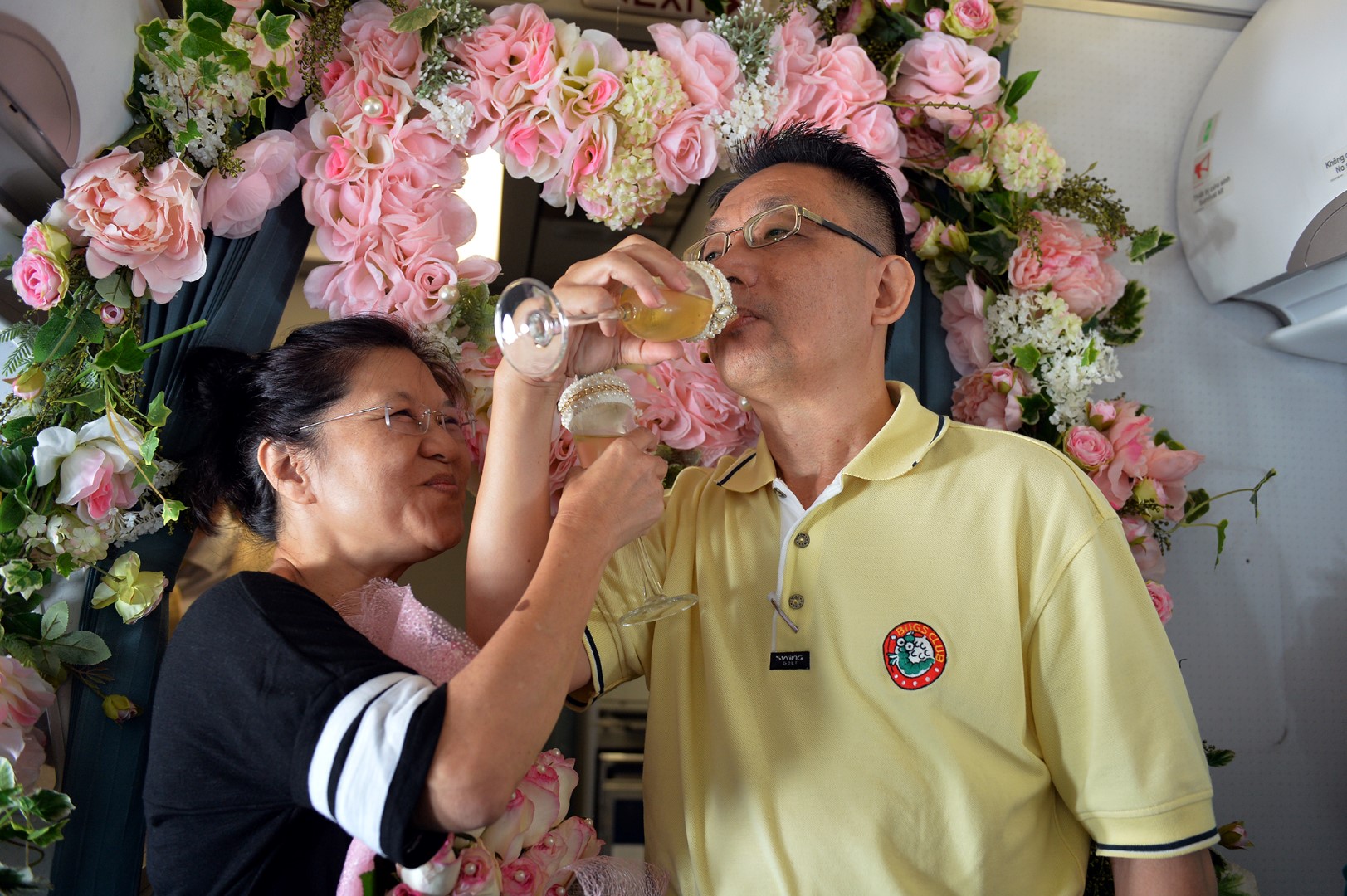 
Sau khi nhận đề nghị từ ph&iacute;a h&agrave;nh kh&aacute;ch ở c&aacute;c khoang hạng thương gia v&agrave; phổ th&ocirc;ng, hai &ocirc;ng b&agrave; ngoắc tay uống cạn ly champagne trong tiếng ph&aacute;o tay t&aacute;n thưởng
