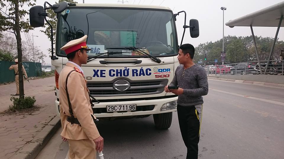 Nhiều tài xế, trong đó có tài xế xe chở rác, bị CSGT xử phạt do điều khiển phương tiện lấn làn xe buýt nhanh