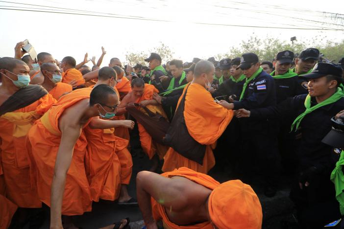 Thái Lan: Ẩu đả tại ngôi chùa có trụ trì "rửa tiền"