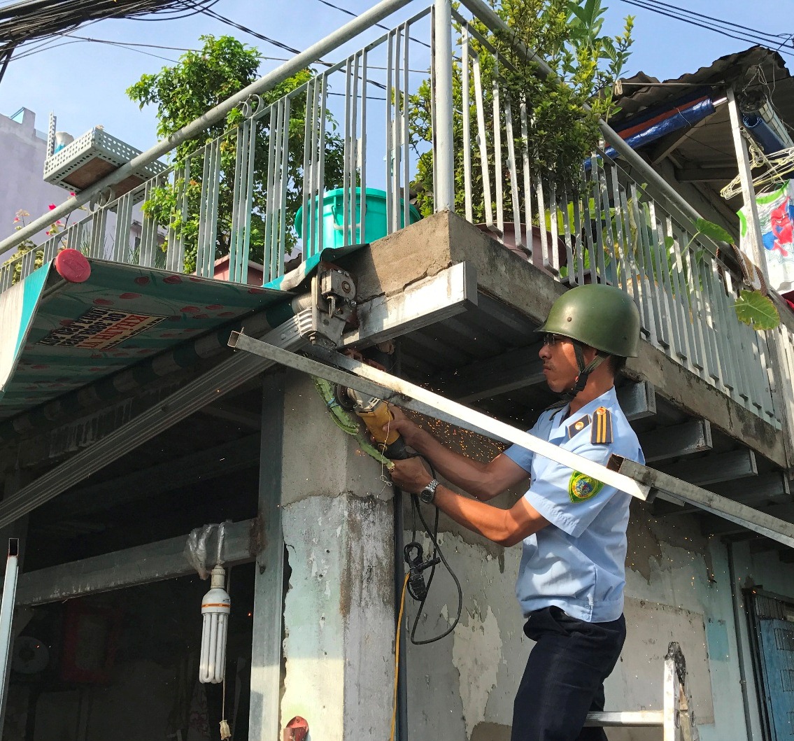 Tháo rời các thanh sắt để nhô ra ngoài tại một căn nhà trên đường Diên Hồng