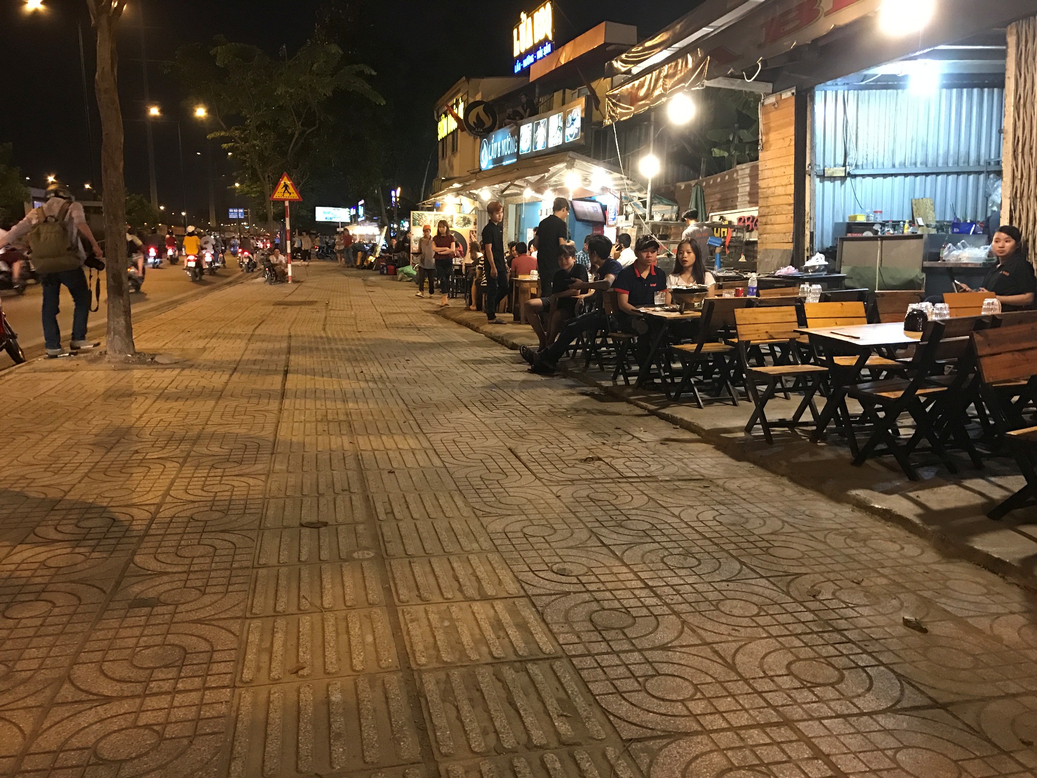 
Vỉa h&egrave; đường Phạm Văn Đồng th&ocirc;ng tho&aacute;ng hẳn khi lực lượng chức năng đến kiểm tra
