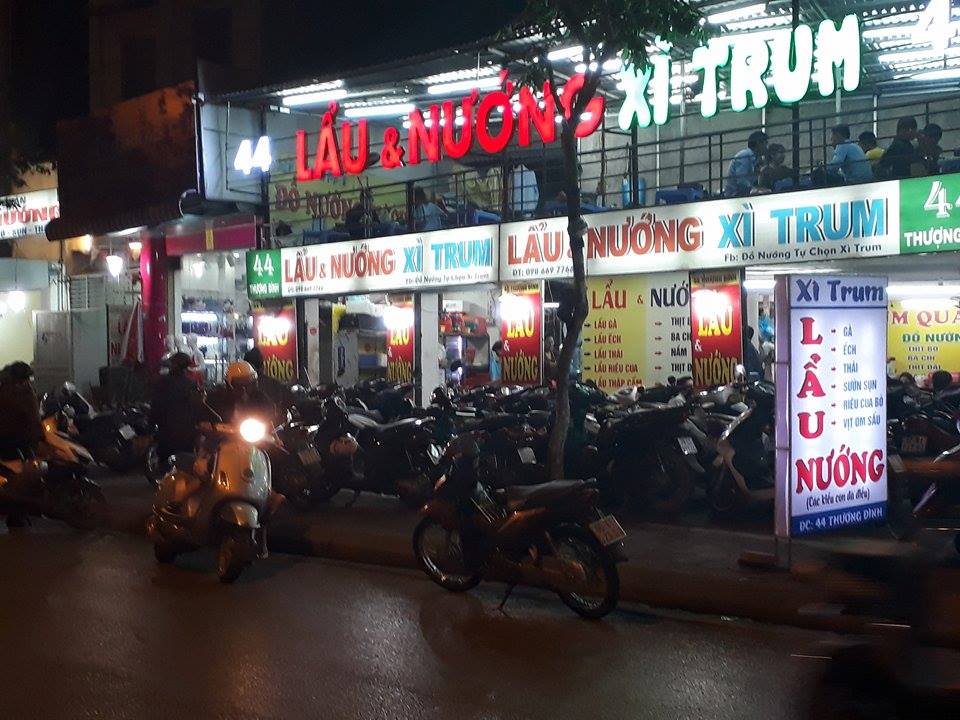 Một qu&aacute;n nh&acirc;u tr&ecirc;n đường Thượng Đ&igrave;nh (quận Thanh Xu&acirc;n) kh&ocirc;ng c&ograve;n chừa lối cho người đi bộ