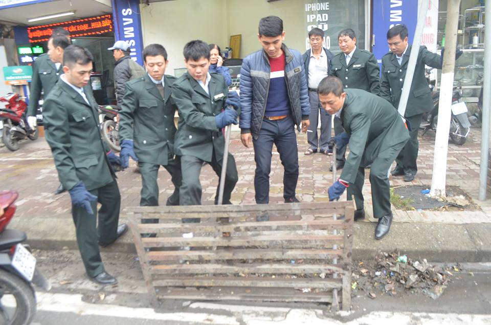 Cận cảnh Hà Nội dùng máy bắn bê-tông, xà beng “xử” lấn chiếm vỉa hè