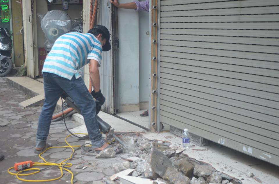 
M&aacute;y bắn b&ecirc;-t&ocirc;ng tay cũng được huy động xử l&yacute; vi phạm lấn chiếm vỉa h&egrave; tr&ecirc;n phố Nguyễn Lương Bằng
