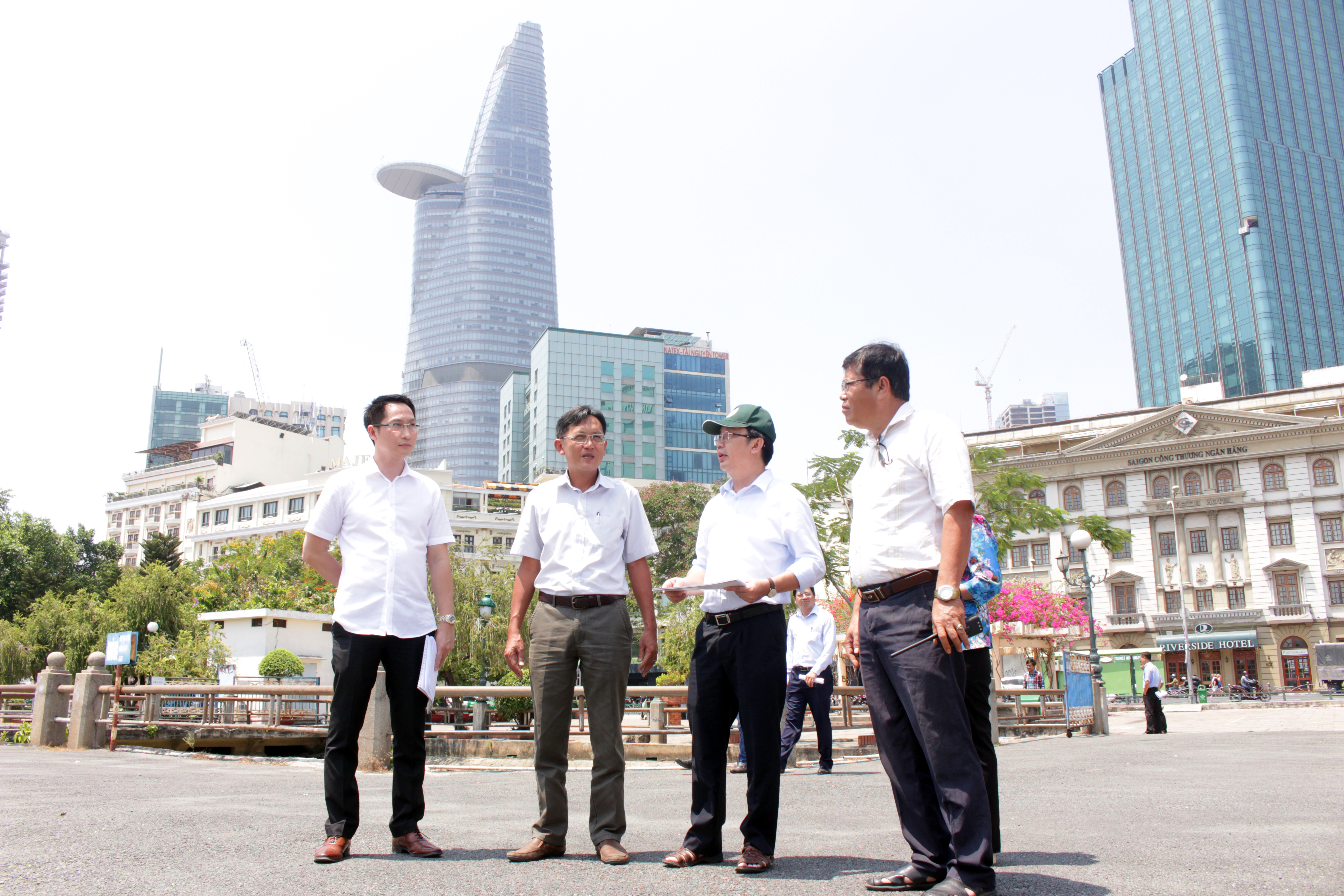 Trưa ng&agrave;y 15-3, Chủ tịch UBND quận 1 - TP HCM Trần Thế Thuận dẫn đầu đo&agrave;n khảo s&aacute;t để xem x&eacute;t đề &aacute;n x&acirc;y dựng phố h&agrave;ng rong tại c&ocirc;ng vi&ecirc;n Bạch Đằng.