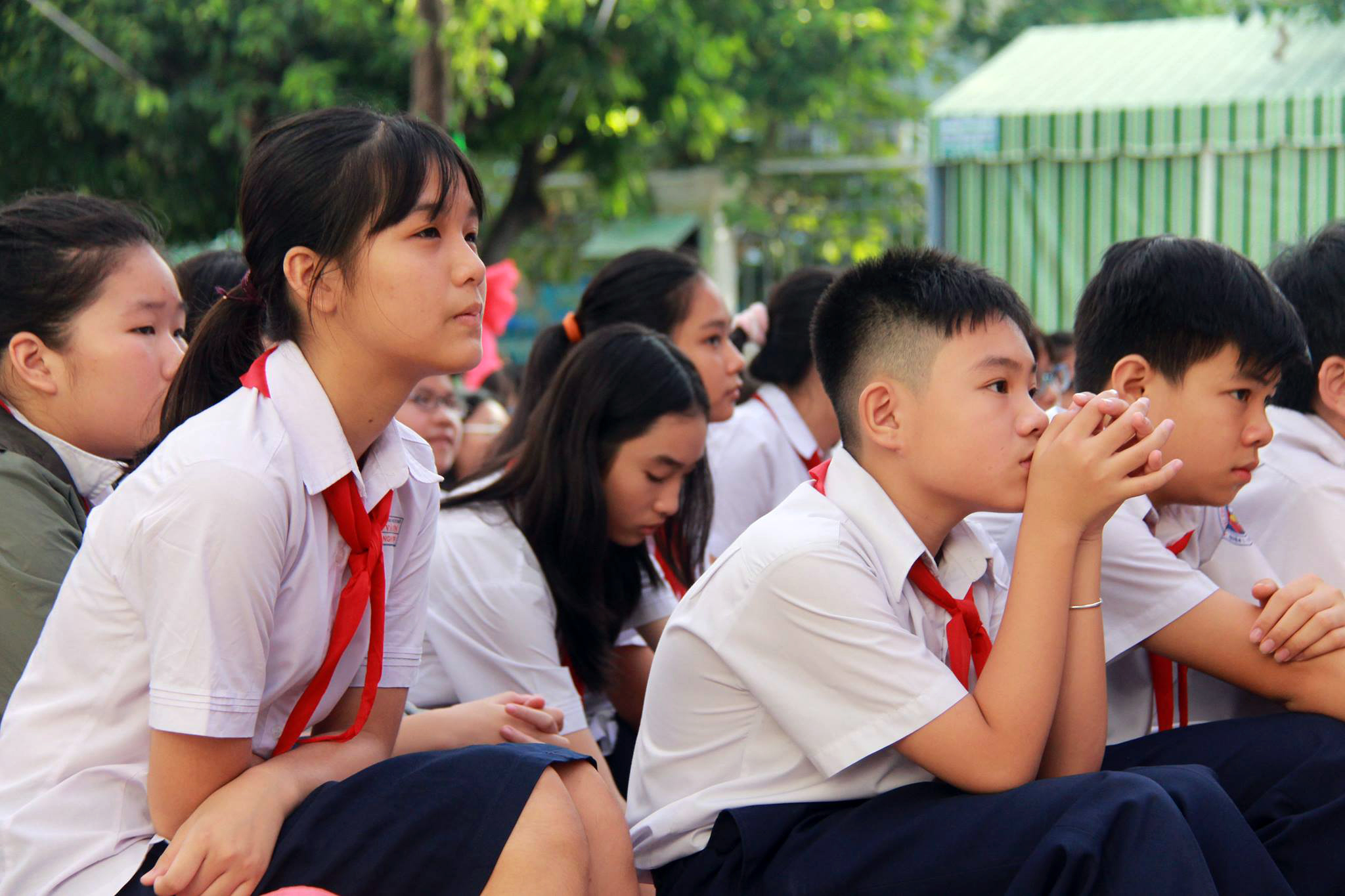 
Nhiều học sinh chăm ch&uacute; theo d&otilde;i phi&ecirc;n t&ograve;a giả định.
