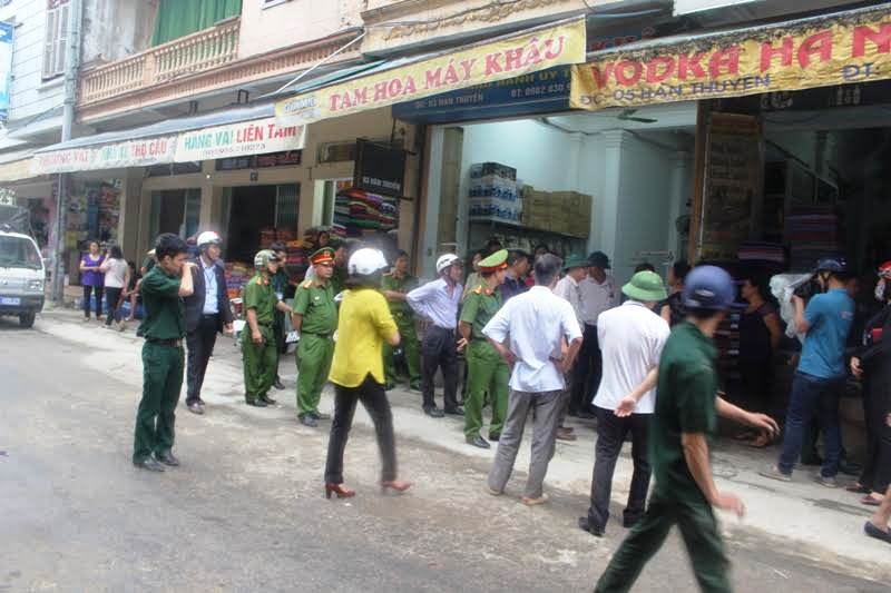 
Trong ng&agrave;y đầu ra qu&acirc;n, đ&atilde; c&oacute; nhiều hộ gia đ&igrave;nh chống đối quyết liệt
