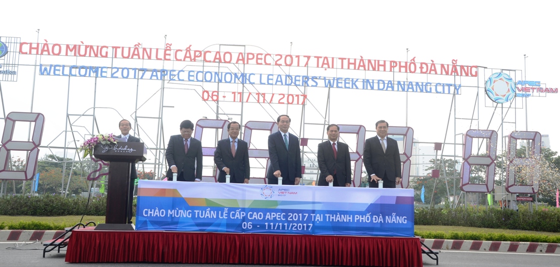 Chủ tịch nước Trần Đại Quang cùng các đại biểu bấm nút khởi động đồng hồ đếm ngược chào mừng Tuần lễ cấp cao APEC 2017 tại Đà Nẵng