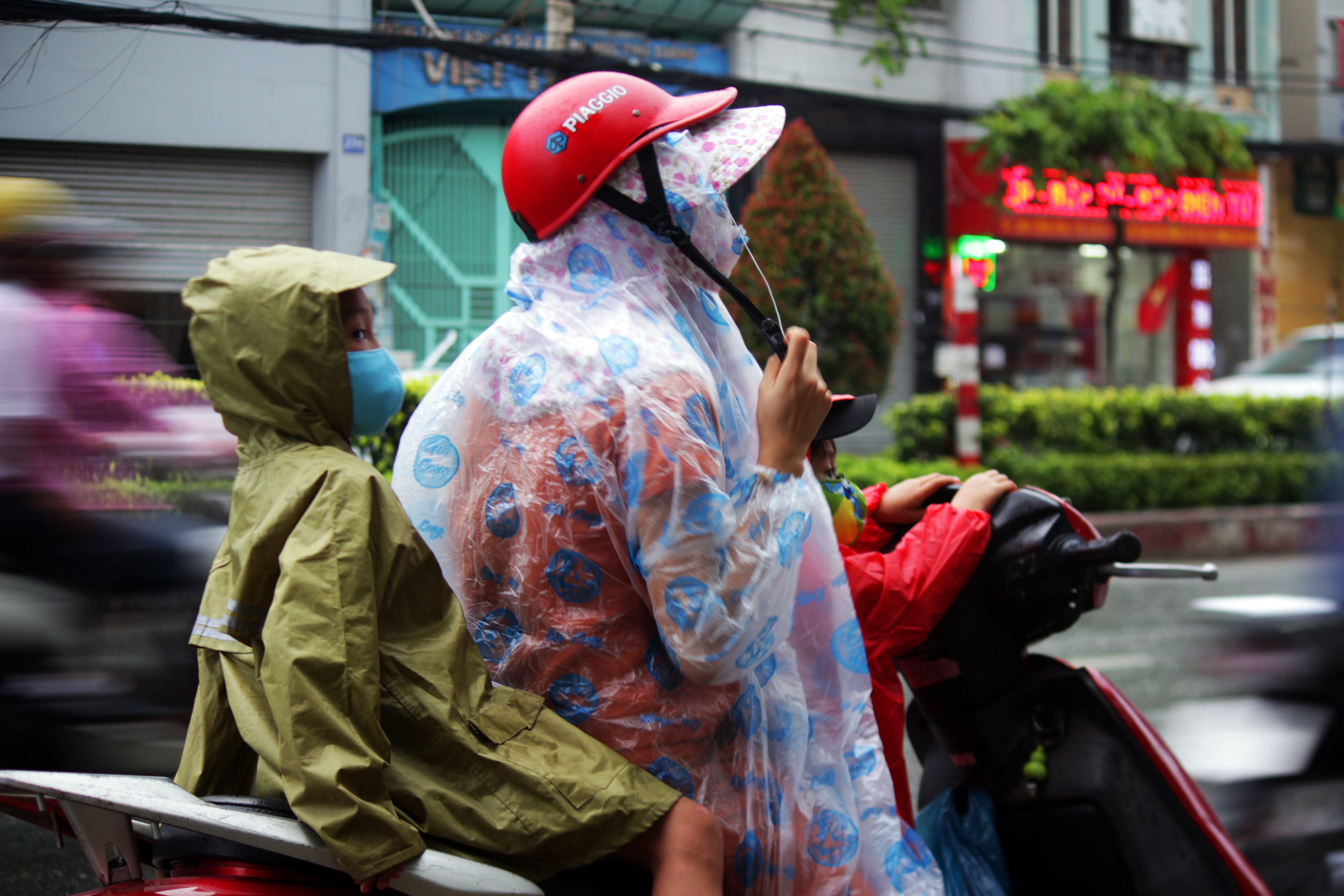 
Hai em nhỏ được mẹ mặc &aacute;o mưa kỹ lưỡng trước khi tiếp tục l&ecirc;n đường.
