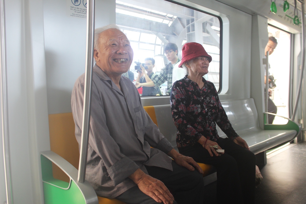 H&aacute;o hức mục sở thị t&agrave;u đường sắt C&aacute;t Linh - H&agrave; Đ&ocirc;ng - Ảnh 2.