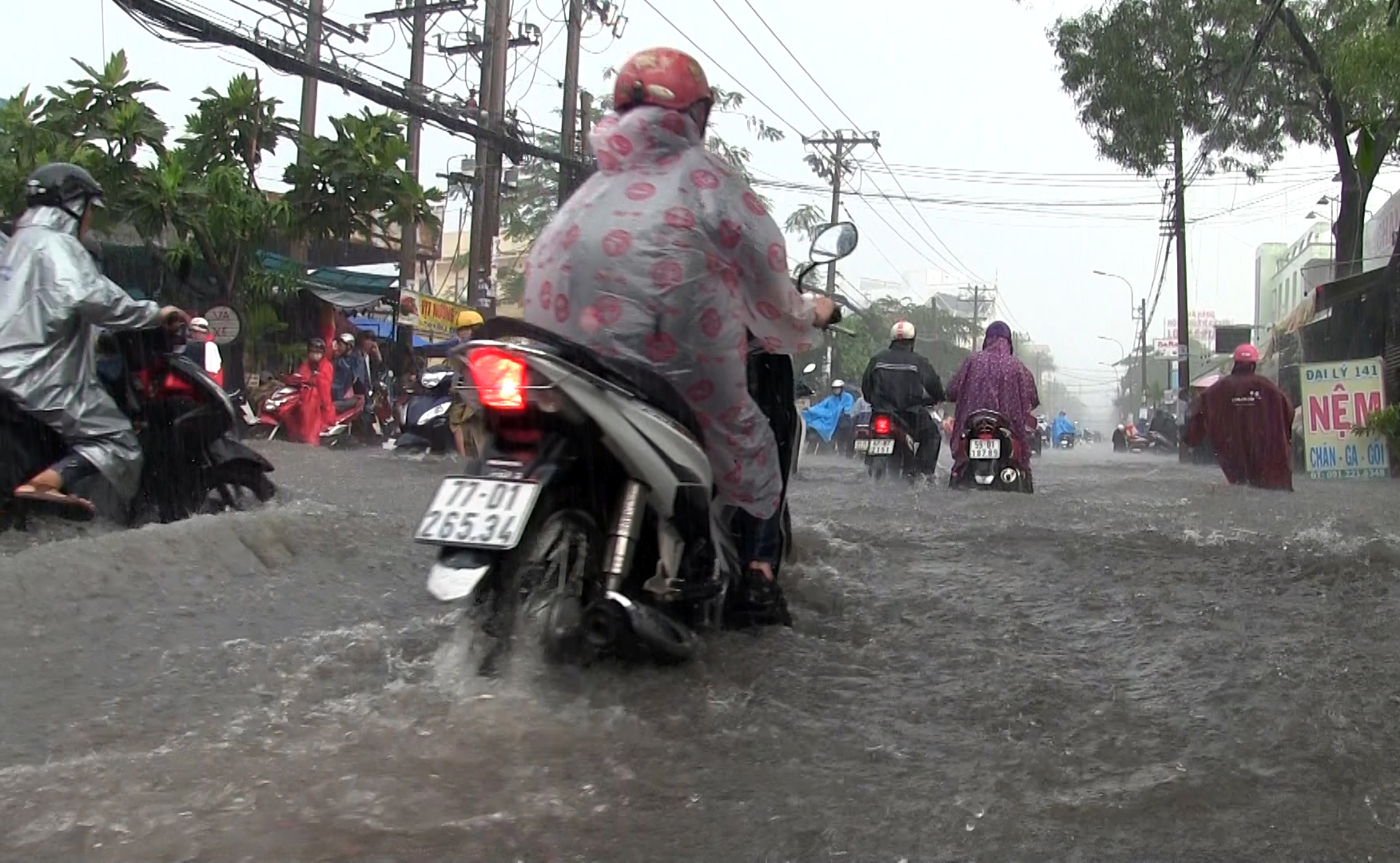 Mưa trắng trời, nhiều tuyến đường TP HCM lại ngập kinh ho&agrave;ng - Ảnh 3.