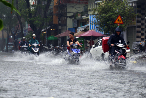 Mưa lớn, đường vào sân bay Tân Sơn Nhất lại kẹt cứng