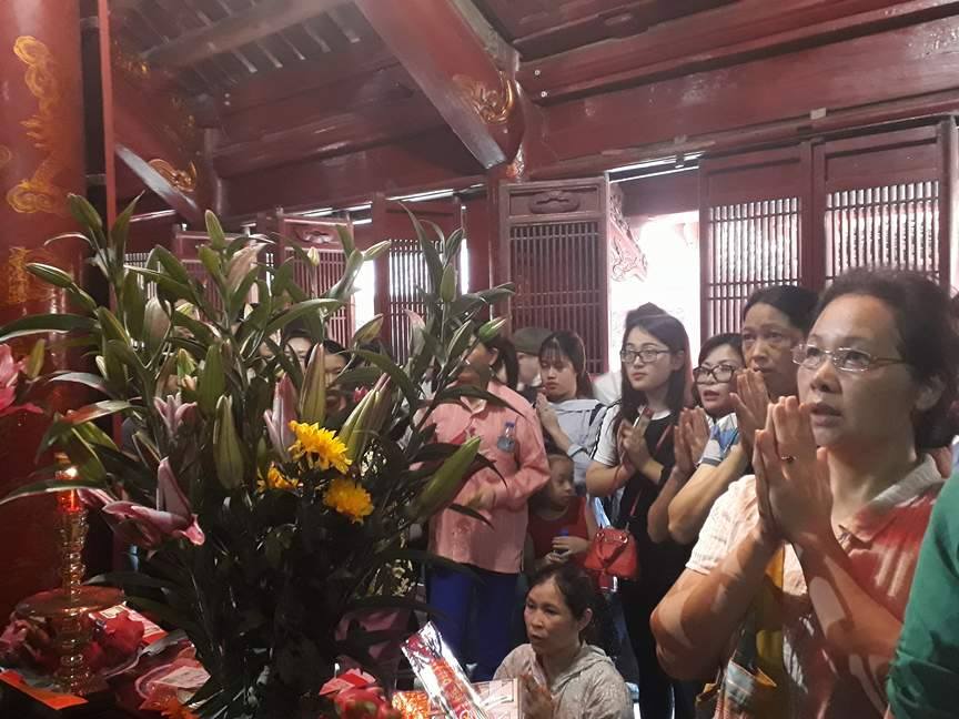 Sĩ tử xoa mình hạc, xin chữ cầu may ở Văn Miếu - Ảnh 1.
