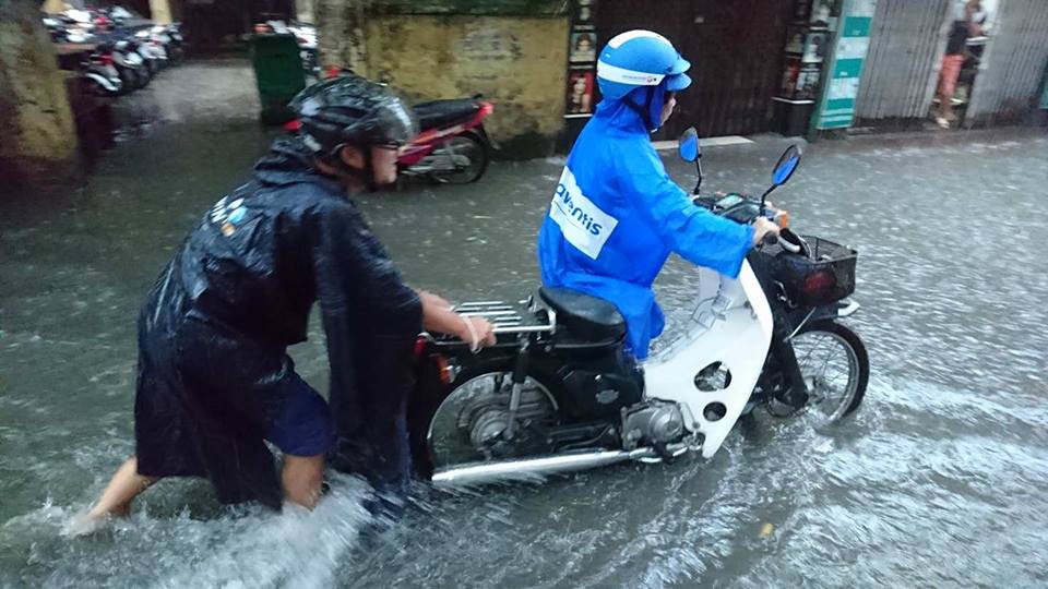 Mưa lớn, dân bì bõm trên nhiều tuyến phố  Hà Nội ngập sâu