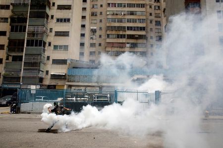 Venezuela: Đụng độ tại đ&igrave;nh c&ocirc;ng triệu người, 3 người chết - Ảnh 3.