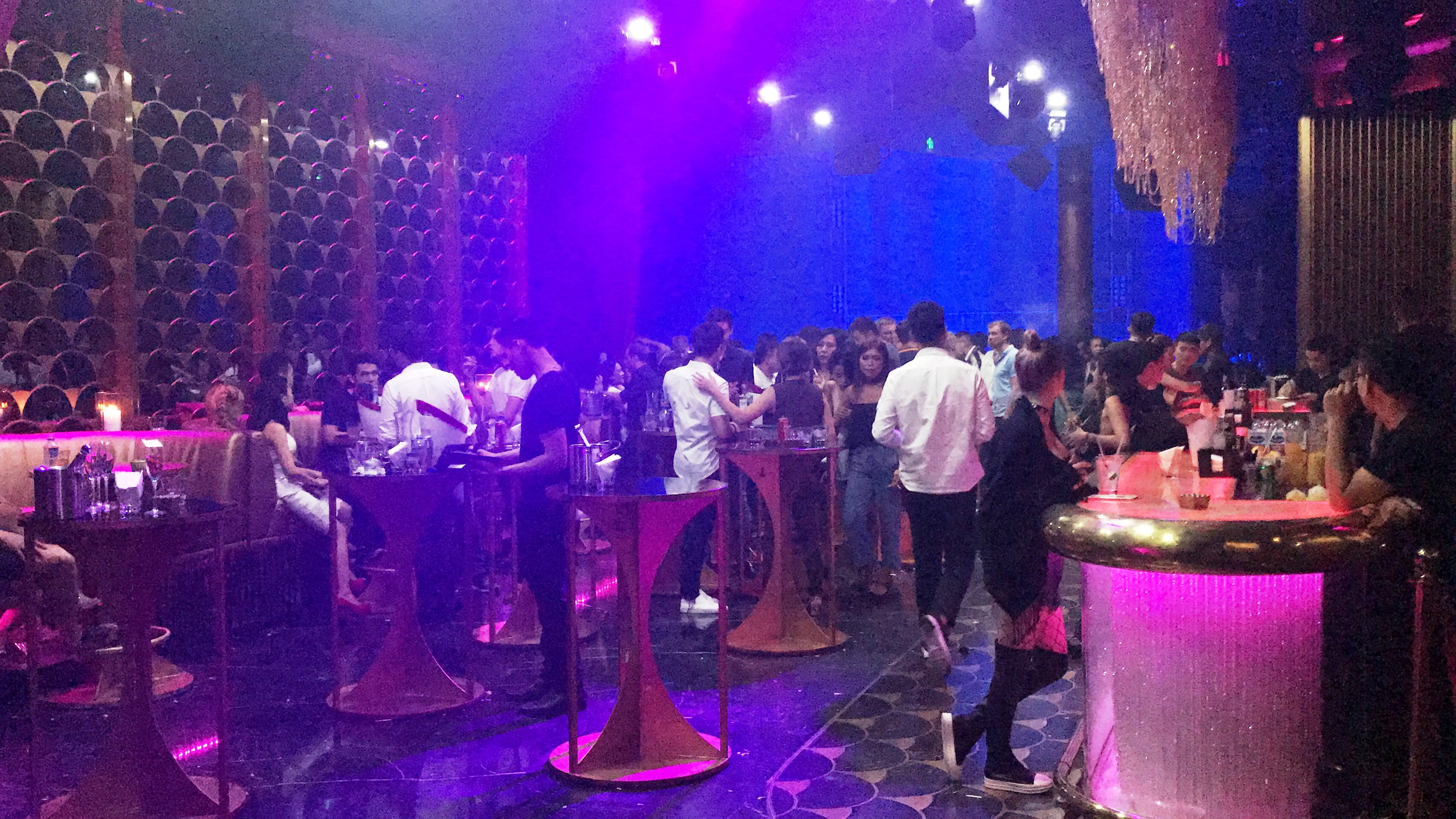 Đột kích 2 quán bar cho tiếp viên phục vụ khách thâu đêm - Ảnh 4.