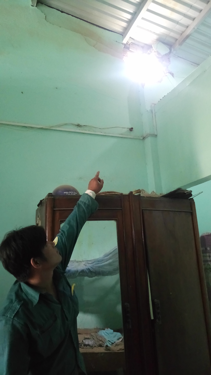 Sau loạt tiếng nổ khi m&aacute;y bay bay ngang, nhiều nh&agrave; d&acirc;n bị hỏng nặng - Ảnh 4.