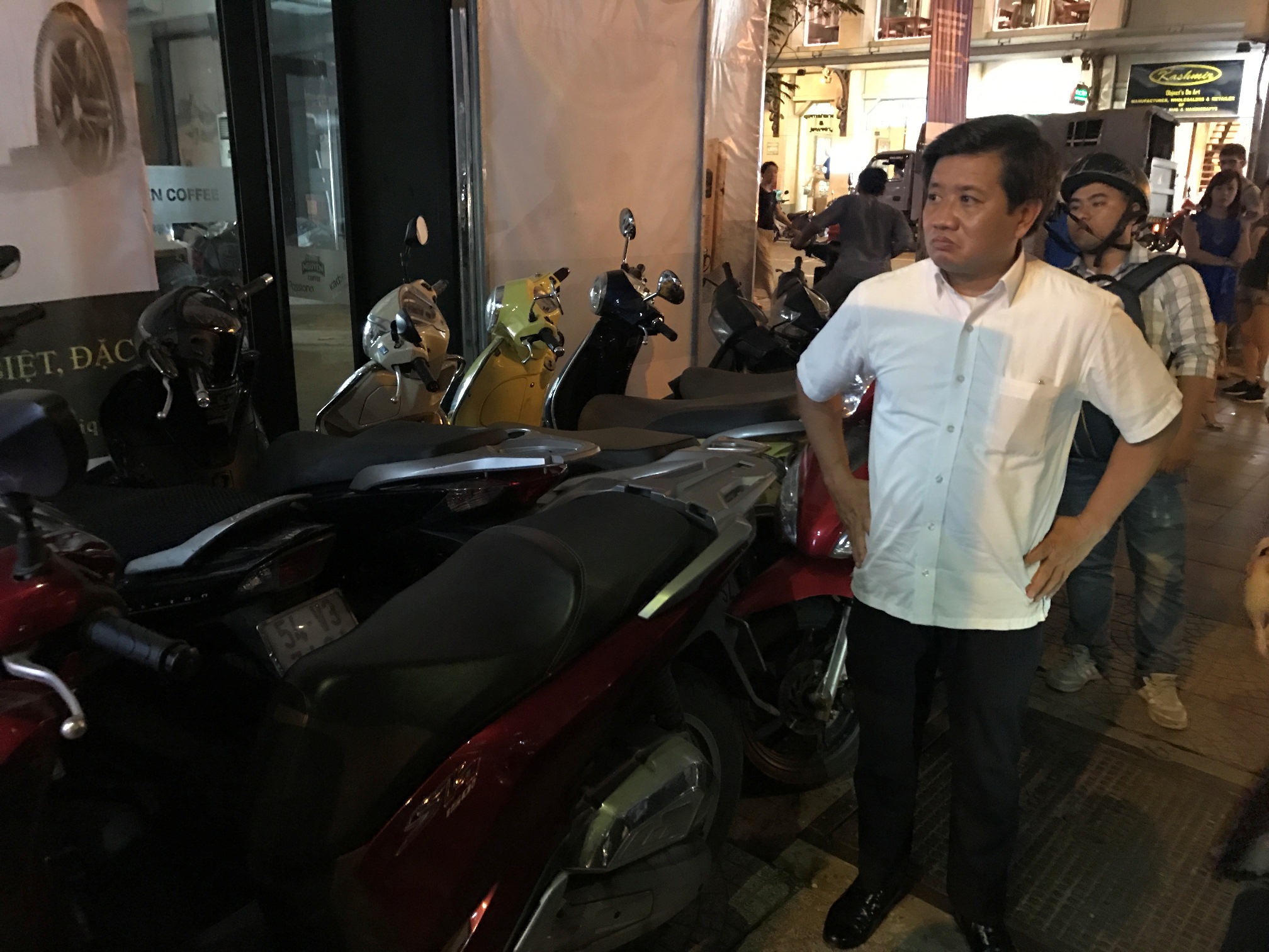 &Ocirc;ng Đo&agrave;n Ngọc Hải tả xung hữu đột trong đ&ecirc;m - Ảnh 7.
