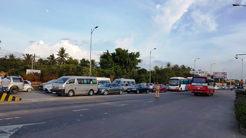 Kẹt xe kinh ho&agrave;ng ở trạm thu ph&iacute; Rạch Miễu - Ảnh 4.