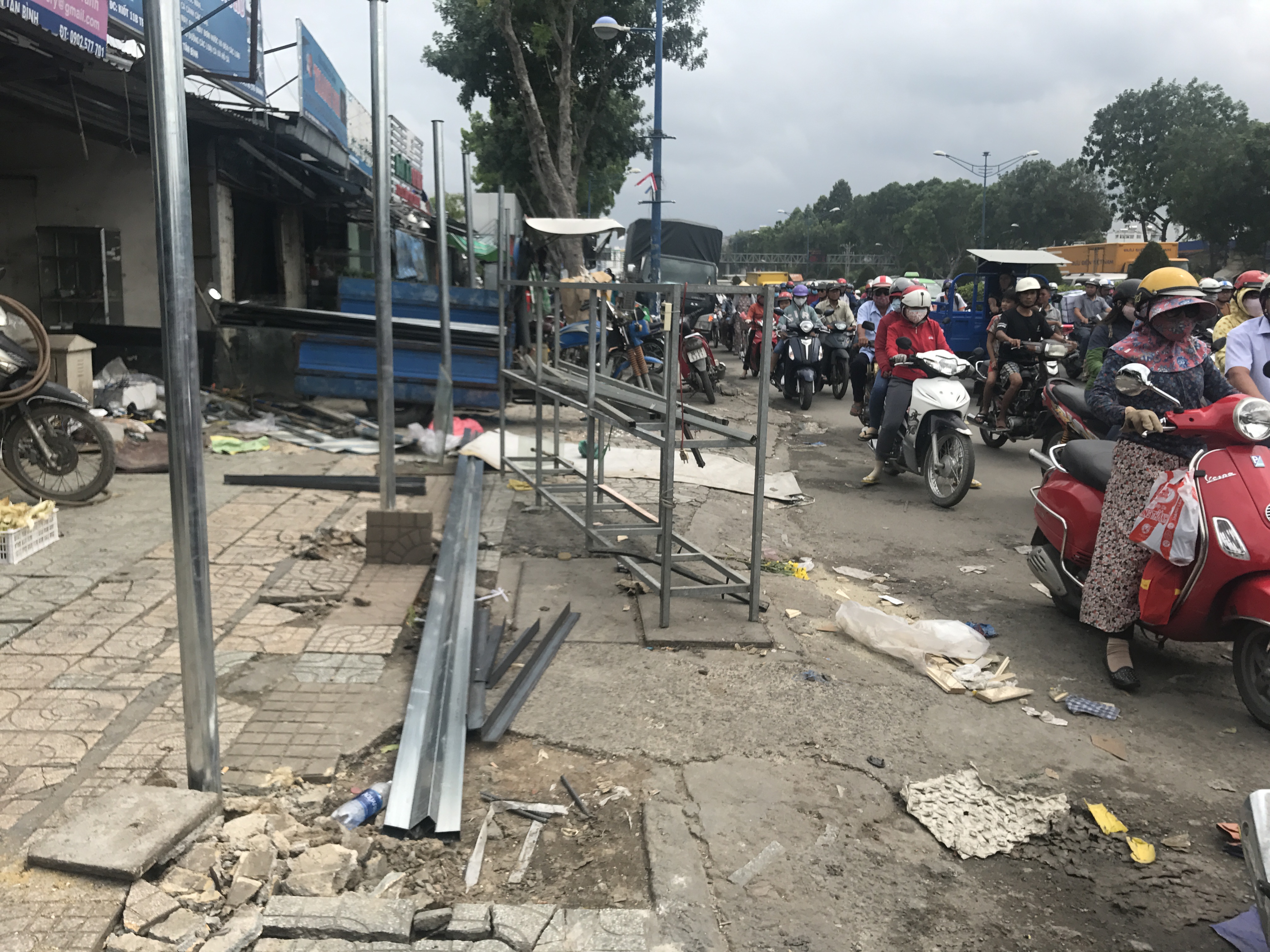 Cửa ngõ Tây Bắc TP HCM kẹt cứng từ sáng tới trưa - Ảnh 7.