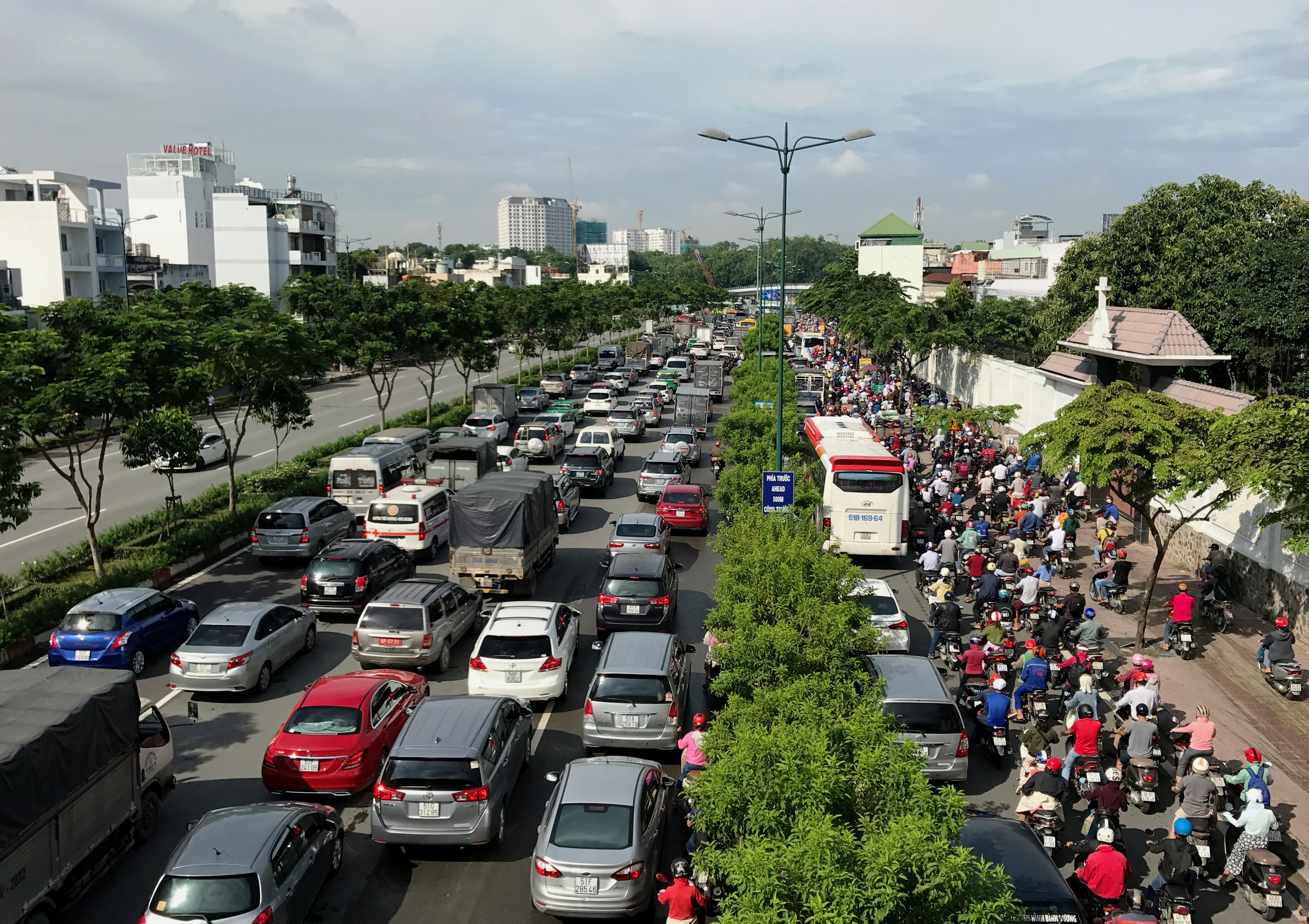 Hỗn loạn trên đường Phạm Văn Đồng