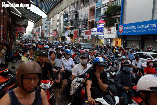 Đường n&agrave;o cũng kẹt, d&acirc;n S&agrave;i G&ograve;n mệt mỏi trở về nh&agrave; - Ảnh 6.