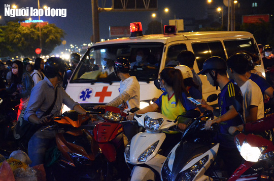 Phong tỏa cổng trường Hutech, nghi vấn nam sinh tử vong bất thường