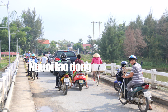 Hàng ngàn người liều mình lưu thông qua cây cầu sắp sập - Ảnh 6.