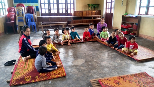 Mượn nhà văn hóa thôn để học