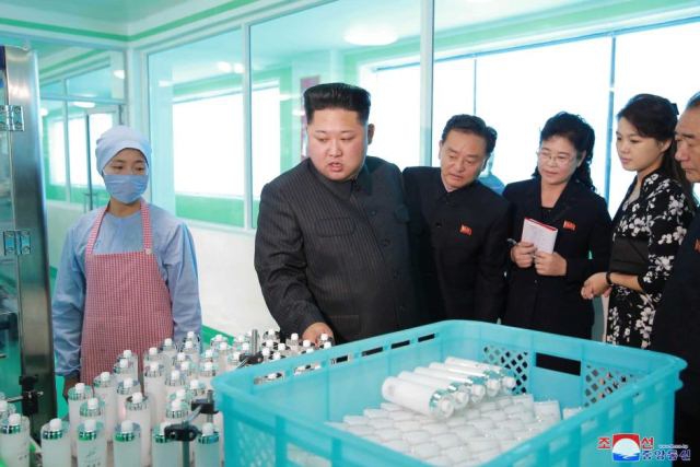 &Ocirc;ng Kim Jong-un tươi cười thăm nh&agrave; m&aacute;y mỹ phẩm c&ugrave;ng vợ - Ảnh 2.
