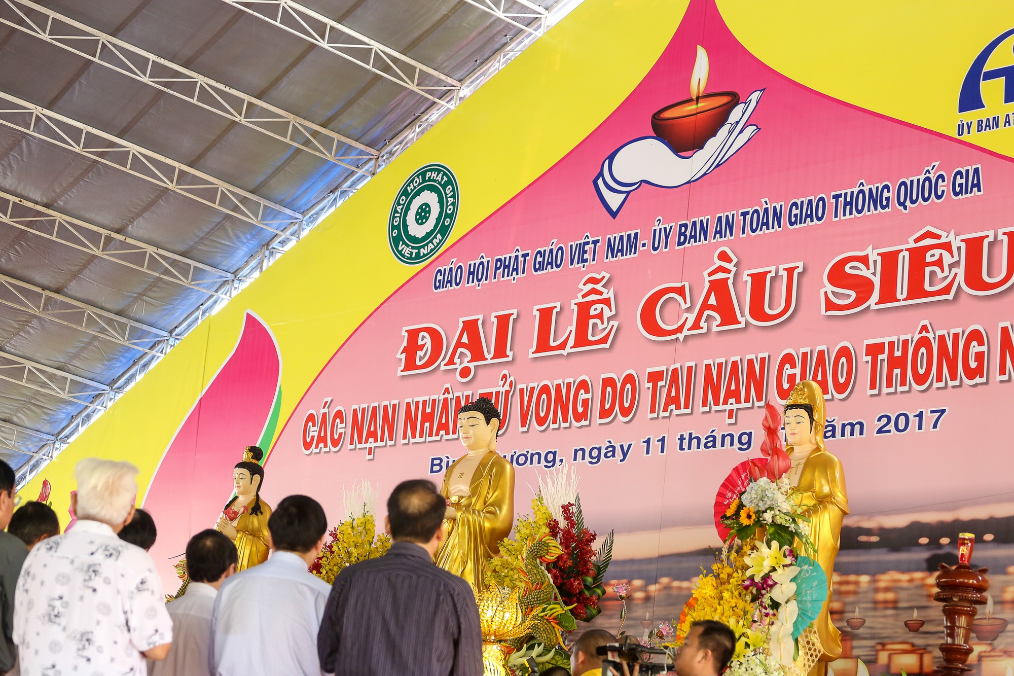 Cầu siêu cho hàng ngàn người chết vì tai nạn giao thông - Ảnh 10.