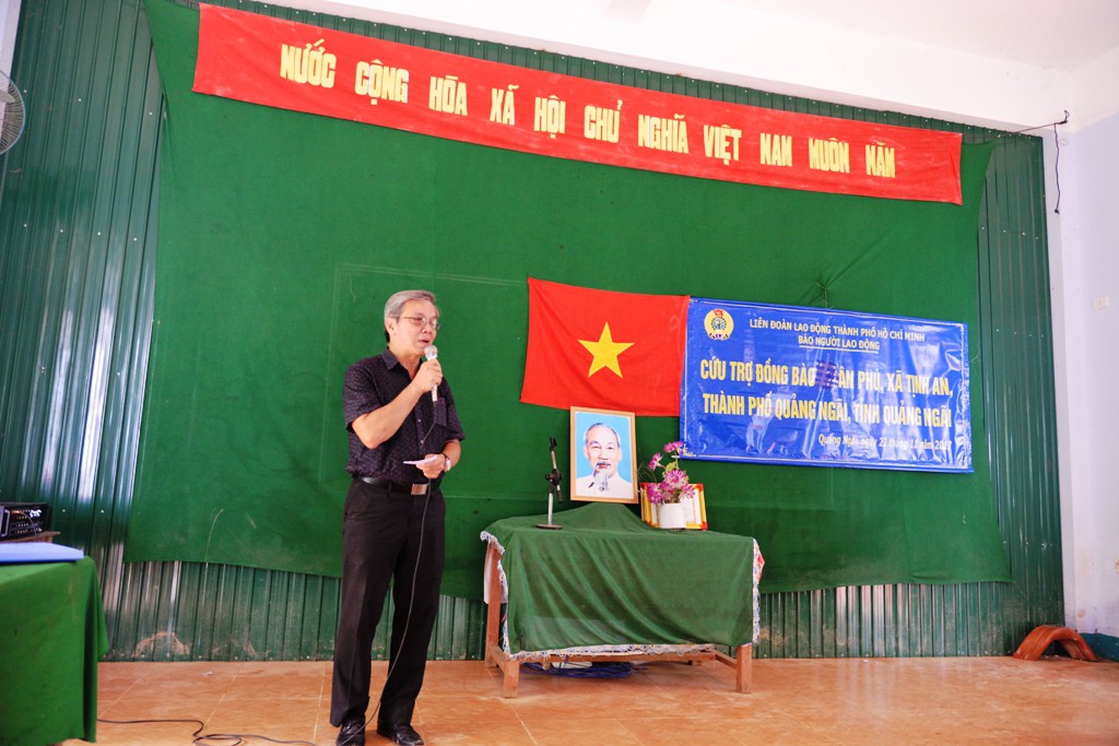 B&aacute;o Người Lao Động vượt đ&ograve; đến với người d&acirc;n v&ugrave;ng lũ Quảng Ng&atilde;i - Ảnh 10.
