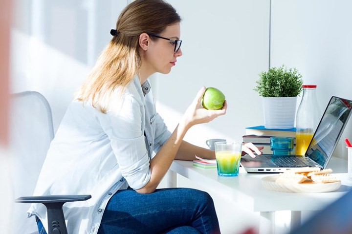Những c&aacute;ch đơn giản kh&ocirc;ng tăng c&acirc;n trong kỳ nghỉ d&agrave;i - Ảnh 4.