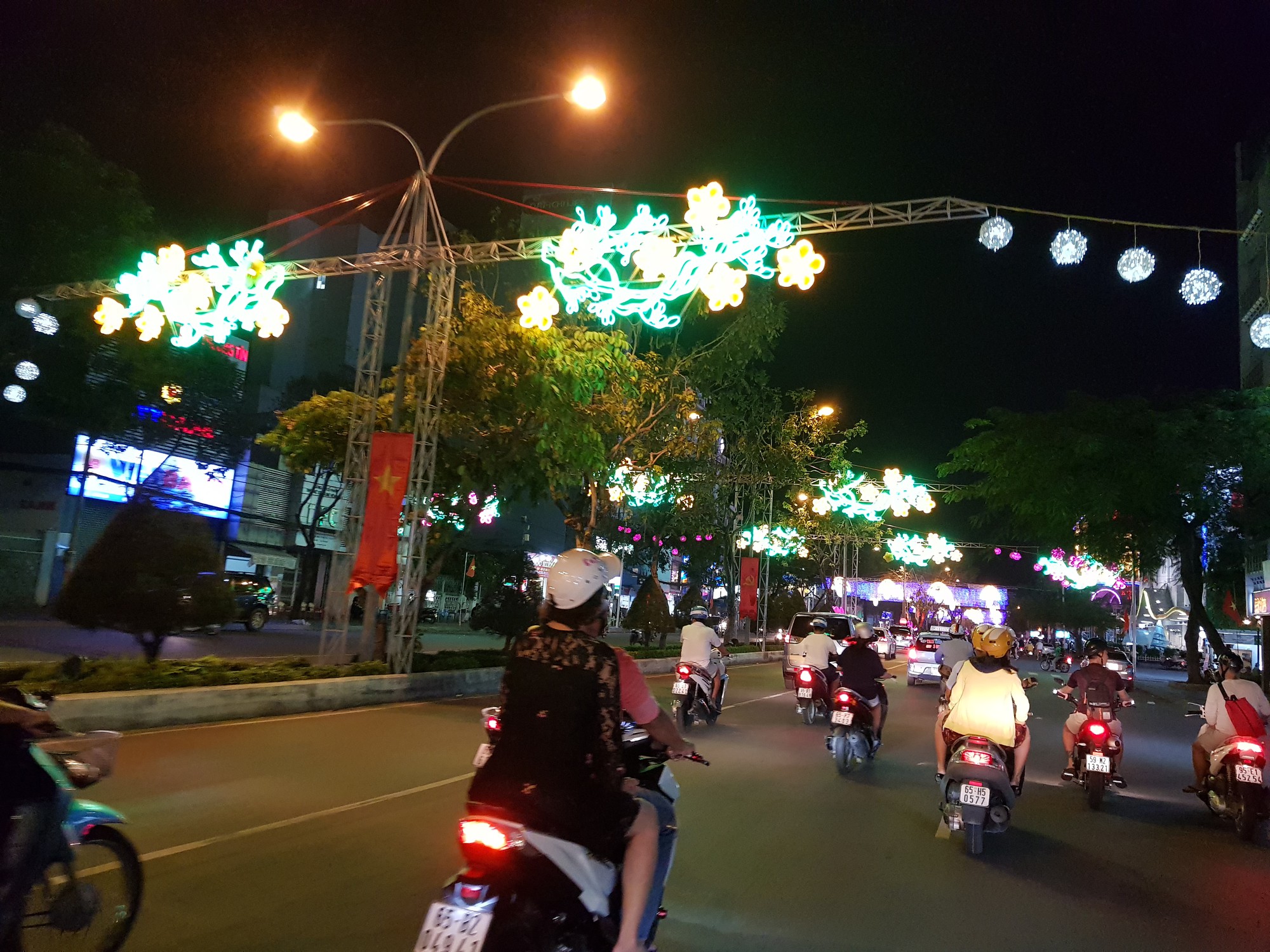 Đường đ&egrave;n nghệ thuật Cần Thơ lung linh trong đ&ecirc;m - Ảnh 5.