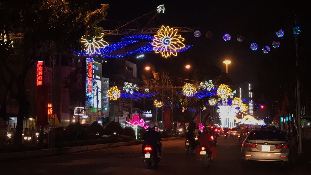 Đường đ&egrave;n nghệ thuật Cần Thơ lung linh trong đ&ecirc;m - Ảnh 9.