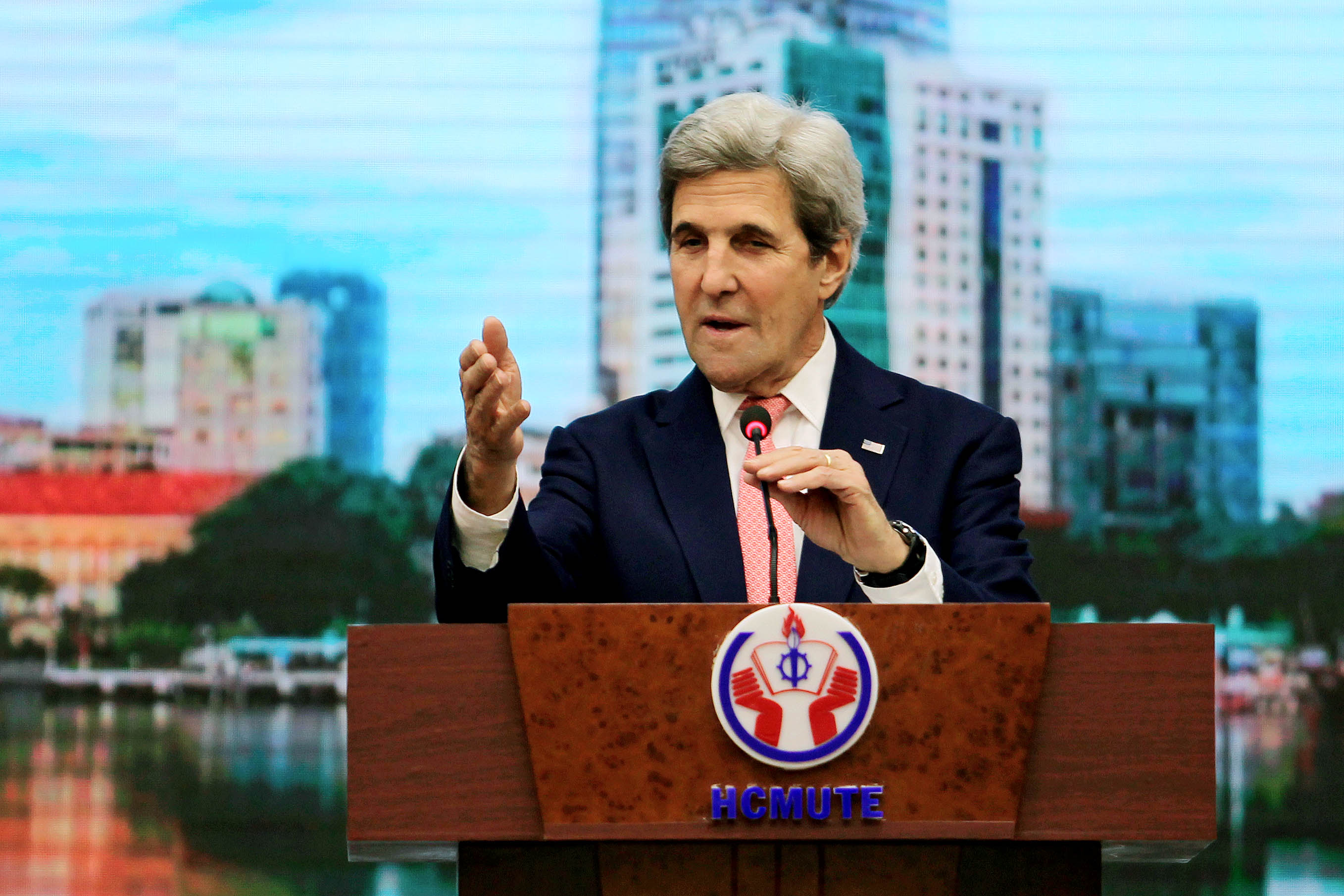 
Đ&acirc;y l&agrave; chuyến thăm cuối c&ugrave;ng của &ocirc;ng Kerry tr&ecirc;n cương vị Ngoại trưởng Mỹ, đi qua 4 nước, trong đ&oacute; Việt Nam l&agrave; nước ch&acirc;u &Aacute; duy nhất.
