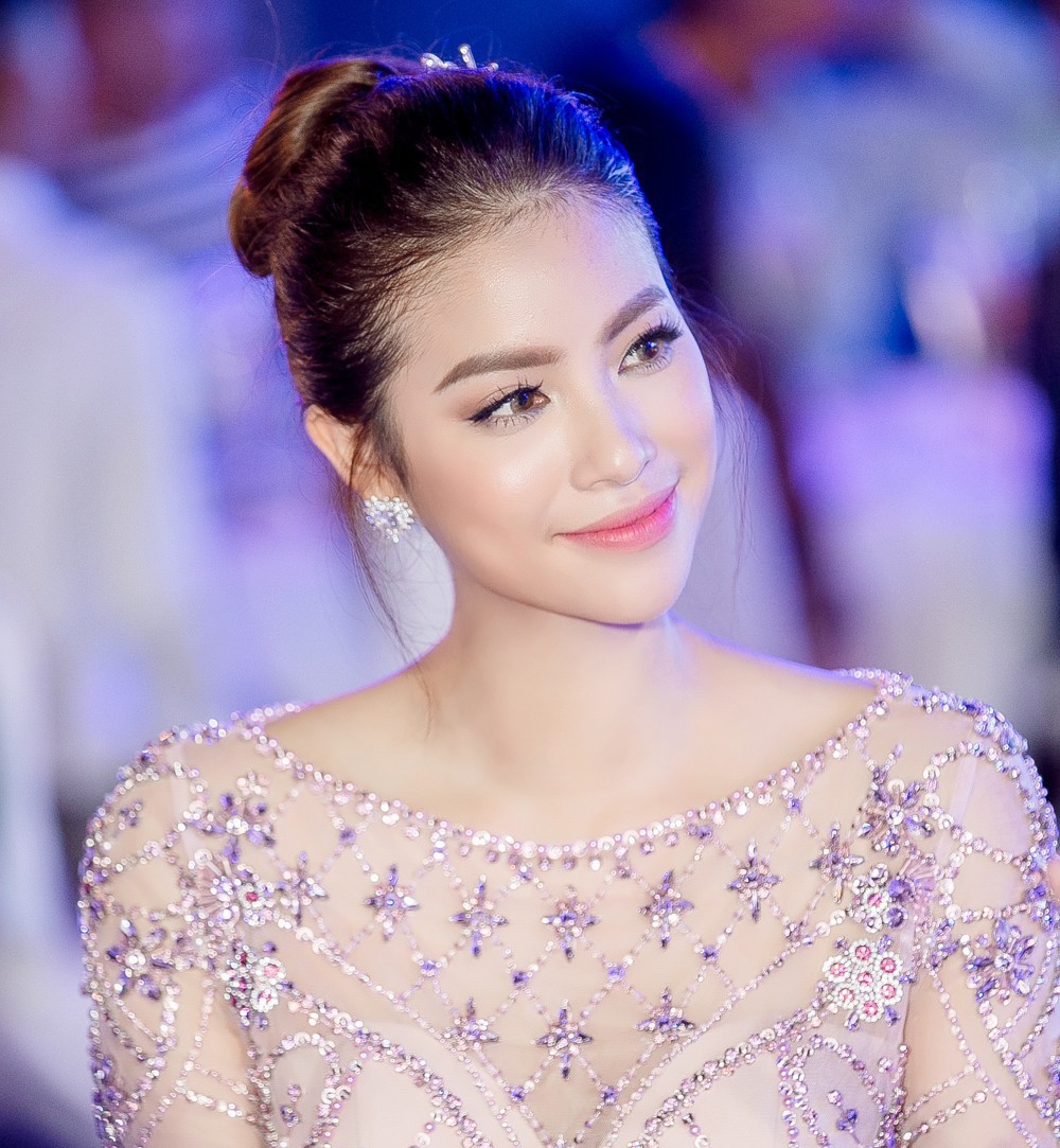 Phạm Hương: Không dễ có tình bạn trong showbiz