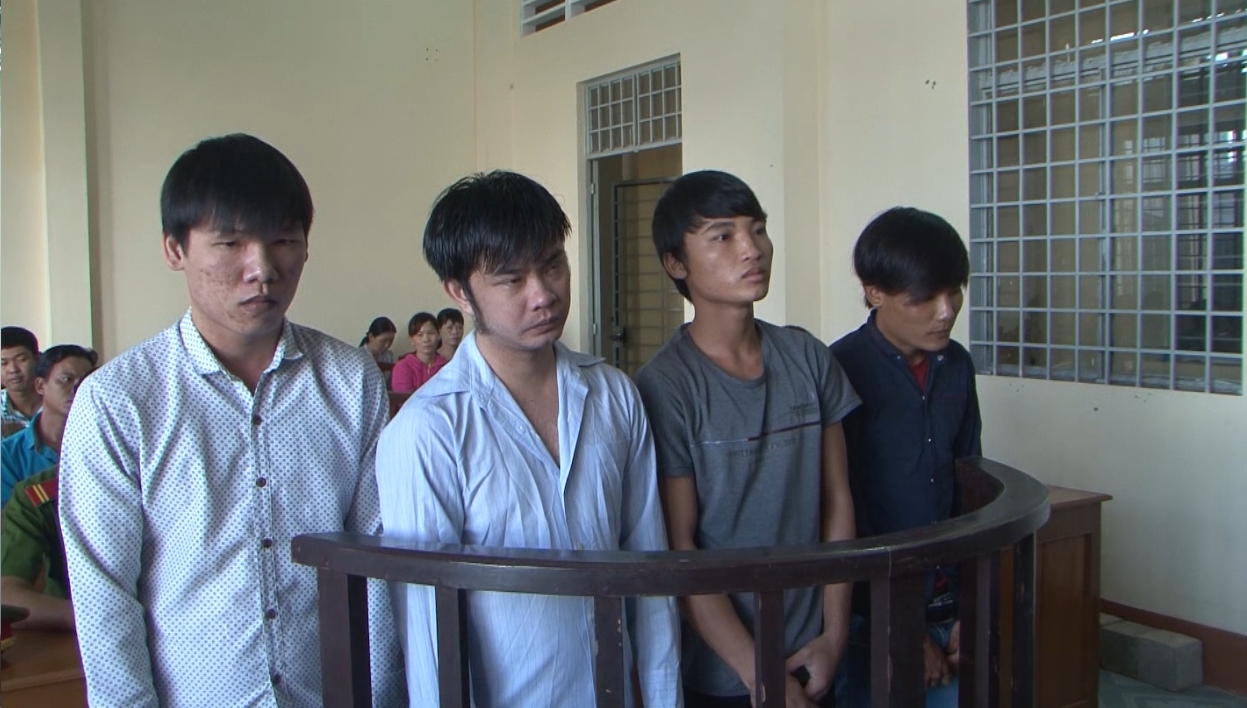Bé gái 15 tuổi sinh con, 4 thanh niên vào tù